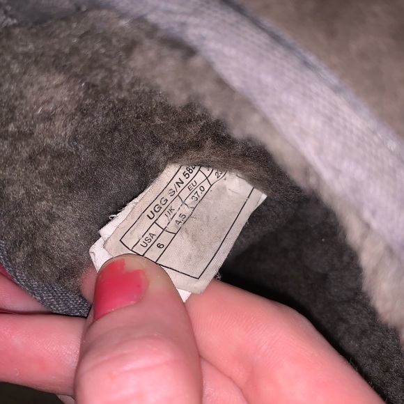 UGGS - Picture 4 of 4